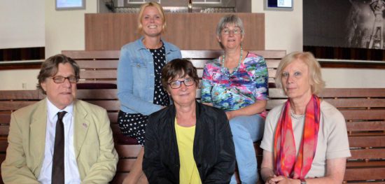 De Klachtencommissie Jeugdzorg bestaat uit specialisten met veel ervaring op het gebied van jeugdzorg. Vlnr beneden Philip Veerman, Wilma der Weduwe, Liesbeth Klaver; boven Saskia van de Merbel en Saskia de Kroes. FOTO MARJET LUBBERS